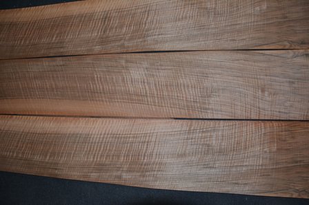 Frans noten fineer moir&eacute; 273 x 24-26 cm | 0.8mm | 0,6825m&sup2;
