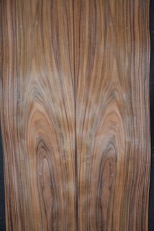 Santos palissander fineer 213 x 24-27 cm | 0.6 mm | 0,543m&sup2;