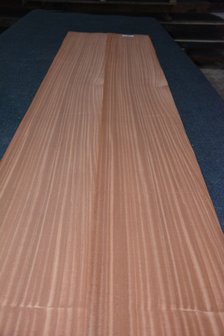 Sapelli mahonie fineer 221 x 25-28 cm | 0.6mm | 0,586m&sup2;