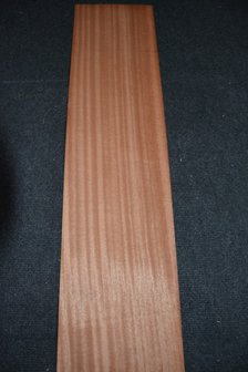 Sipo mahonie fineer 204 x 17-22 cm | 0.6mm | 0,398m&sup2;