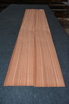 Sipo mahonie fineer 204 x 17-22 cm | 0.6mm | 0,398m&sup2;