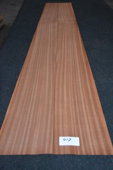 Sipo mahonie fineer 204 x 17-22 cm | 0.6mm | 0,398m&sup2;