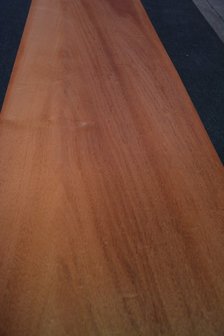 Swietenia mahonie fineer 242 x 49-55 cm | 0.6mm | 1,256m2