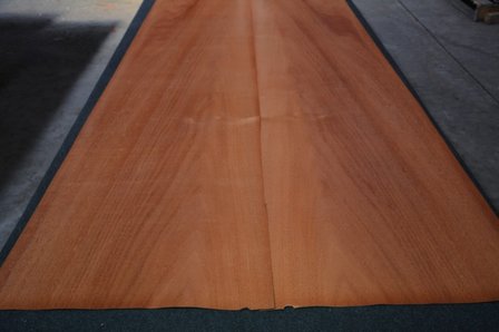 Swietenia mahonie fineer 242 x 49-55 cm | 0.6mm | 1,256m2
