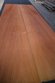 Swietenia mahonie fineer 242 x 49-55 cm | 0.6mm | 1,256m2
