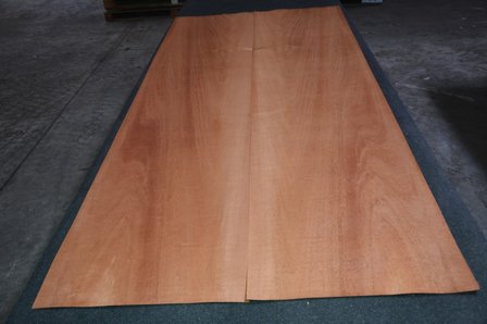 Swietenia mahonie fineer 242 x 49-55 cm | 0.6mm | 1,256m2