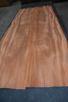 Mahonie Khaya Ivorensis fineer 254 x 52 cm | 0.6mm | 1,321m&sup2;
