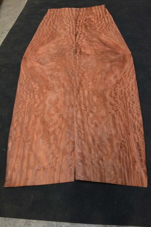 Bubinga fineer 150 x 52-71 cm | 0.6mm | 0,9765m²