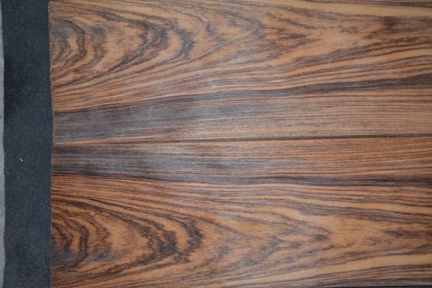 Indisch palissander fineer 285 x 24-27 cm | 0.6 mm | 0,7267m²