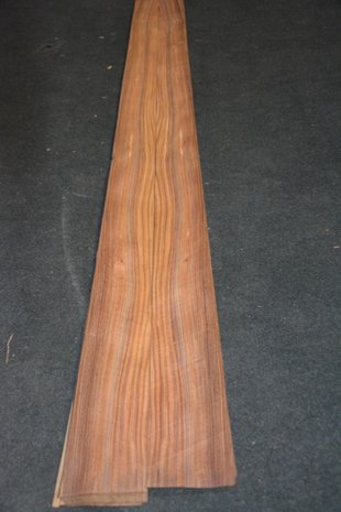 Santos palissander fineer 202 x 9-11 cm | 0.6 mm | 0,202m²