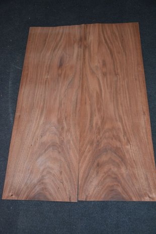 Afrikaans palissander fineer 93 x 29-31 cm | 0.6 mm | 0,279m²