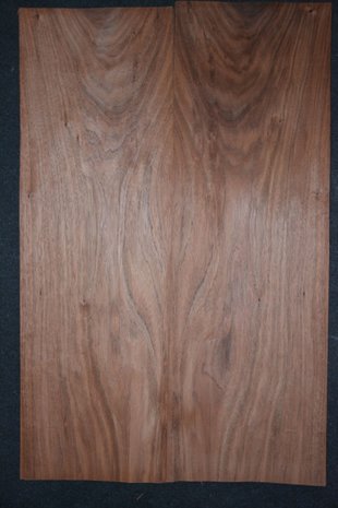 Afrikaans palissander fineer 93 x 29-31 cm | 0.6 mm | 0,279m²