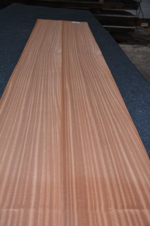 Sapelli mahonie fineer 221 x 24-26 cm | 0.6mm | 0,553m²