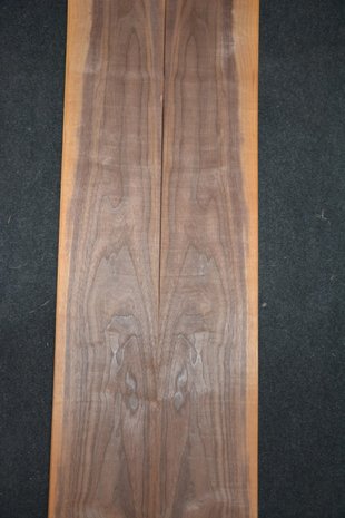 Amerikaans noten fineer 435 x 17-21 cm | 0.6mm | 0,827m²