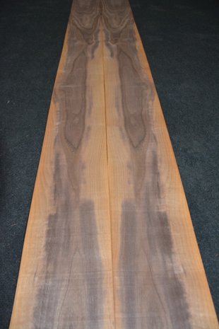 Amerikaans noten fineer 435 x 17-21 cm | 0.6mm | 0,827m²