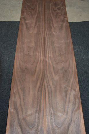 Amerikaans noten fineer 435 x 17-21 cm | 0.6mm | 0,827m²