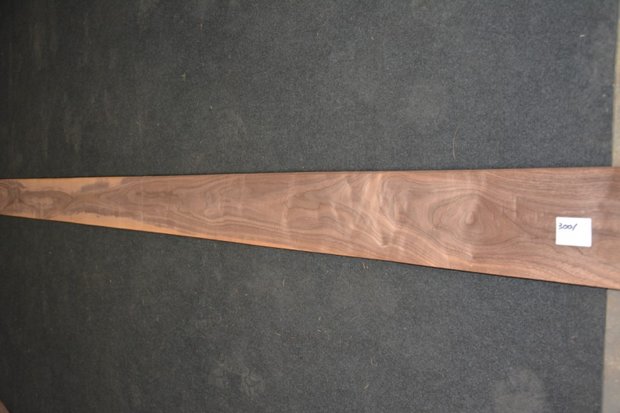 Amerikaans noten fineer 435 x 17-21 cm | 0.6mm | 0,827m²