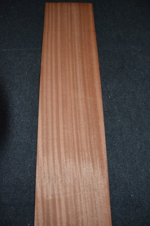 Sipo mahonie fineer 204 x 17-22 cm | 0.6mm | 0,398m²
