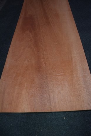 Swietenia mahonie fineer 242 x 49-55 cm | 0.6mm | 1,256m2