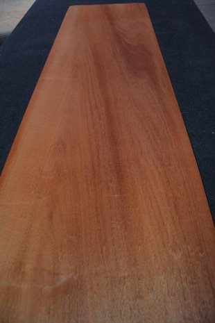 Swietenia mahonie fineer 242 x 49-55 cm | 0.6mm | 1,256m2