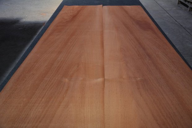 Swietenia mahonie fineer 242 x 49-55 cm | 0.6mm | 1,256m2