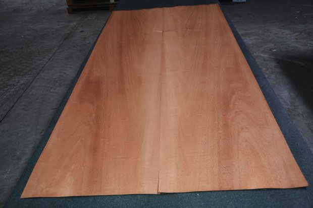 Swietenia mahonie fineer 242 x 49-55 cm | 0.6mm | 1,256m2