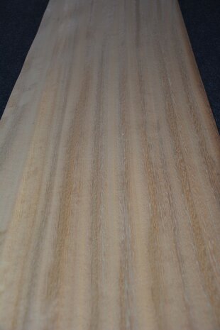 Iroko fineer 230 x 33-36 cm | 0.6mm | 0,794 m2