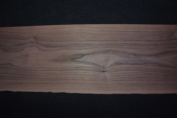 Amerikaans noten fineer 260 x 23-30 cm | 0.6mm | 0,689m²