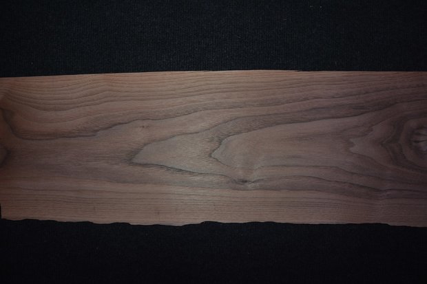Amerikaans noten fineer 260 x 23-30 cm | 0.6mm | 0,689m²