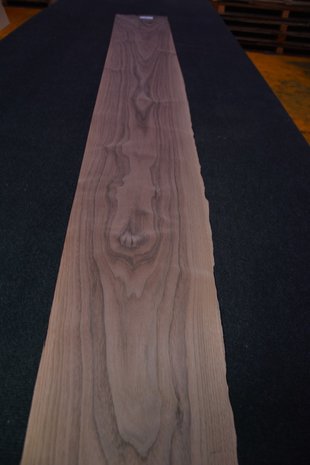 Amerikaans noten fineer 260 x 23-30 cm | 0.6mm | 0,689m²