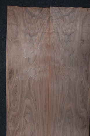 Amerikaans noten fineer 250 x 20-23 cm | 0.6mm | 0,538m²