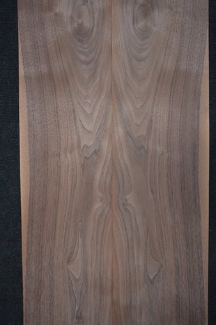 Amerikaans noten fineer 250 x 20-23 cm | 0.6mm | 0,538m²