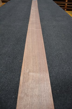 Amerikaans noten fineer 242 x 11 cm | 0.6mm | 0,266m²