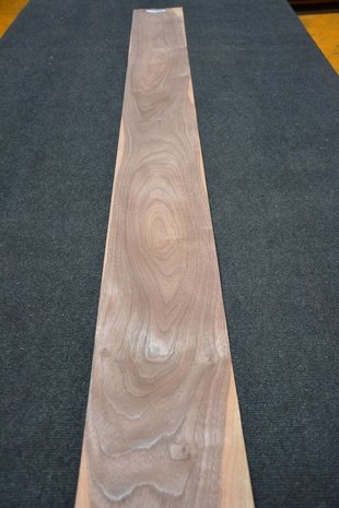 Amerikaans noten fineer 212 x 19 cm | 0.6mm | 0,403m²