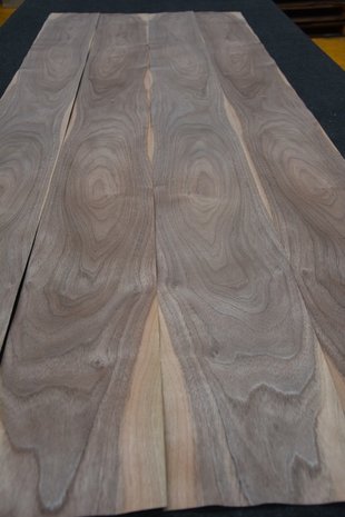 Amerikaans noten fineer 212 x 19 cm | 0.6mm | 0,403m²