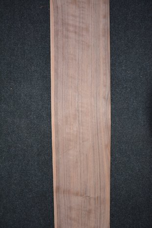 Amerikaans noten fineer  210 x 16-19 cm | 0.6mm | 0,429m²