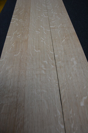 Europees eiken fineer 213 x 11-12 cm | 0.6mm | Kwartiers | 0,245m²