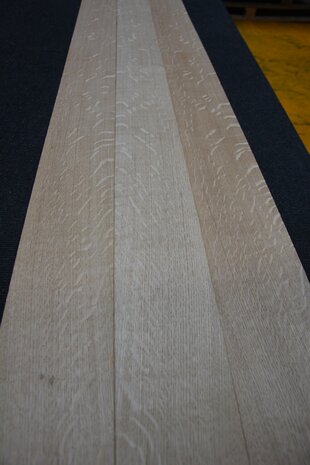 Europees eiken fineer 213 x 11-12 cm | 0.6mm | Kwartiers | 0,245m²