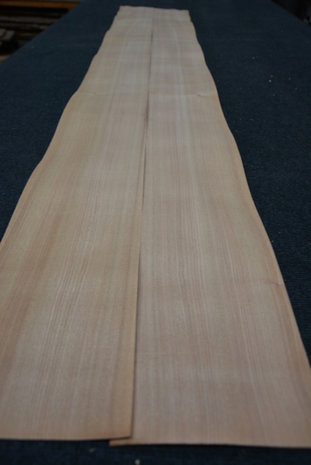 Iepen fineer 215 x 16-17 cm | 0.6mm| 0,355m2
